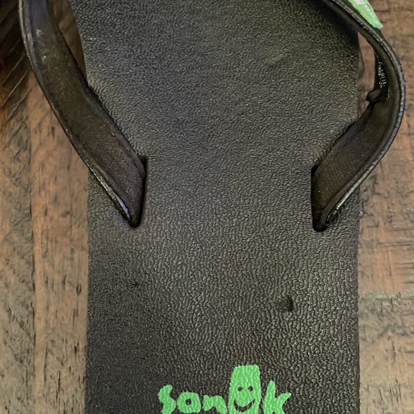 SANUK black flip flops size 6-6.5 (?) GUC - Picture 6 of 11